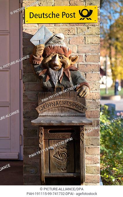 14 November 2019, Brandenburg, Himmelpfort: The mailbox for them. Christmas post. next to the entrance of the Christmas post office