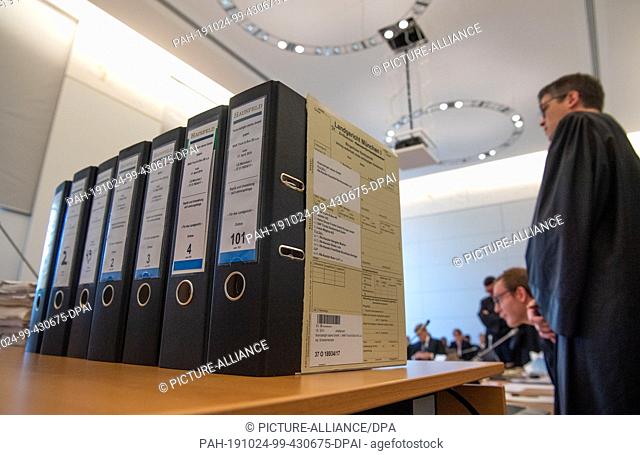 24 October 2019, Bavaria, Munich: Files with the names of the defendant companies and their attorneys stand before the beginning of the trial in the courtroom