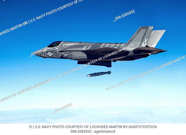 EDWARDS AIR FORCE BASE, Calif. (Dec. 6, 2013) An F-35B Joint Strike Fighter test aircraft piloted by Marine Corps Lt. Col