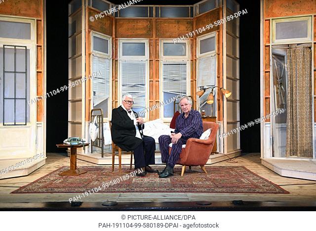 04 November 2019, Bavaria, Munich: The actors Peter Weck (l) and Friedrich von Thun sit on stage during the photo rehearsal ""Sonny Boys"" in the comedy at the...