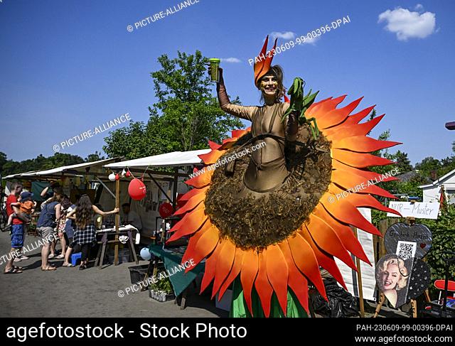 09 June 2023, Berlin: A stilt-walker as a praying mantis entertains guests at the summer festival on the occasion of the nationwide Day of the Garden at the...
