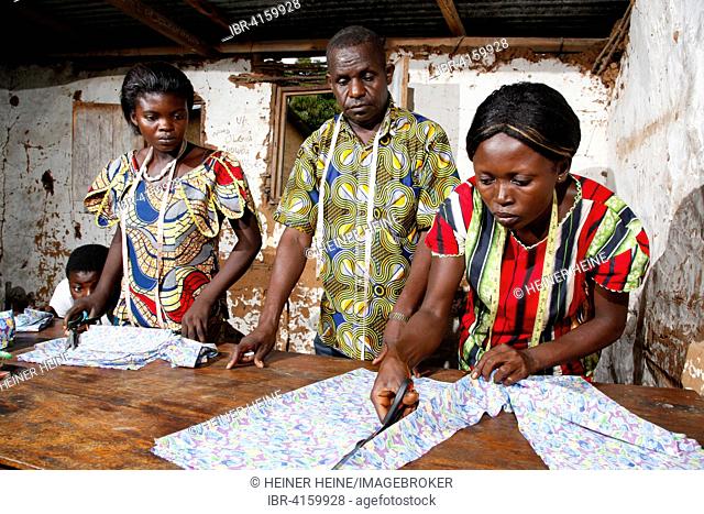 Cutting clothes, tailoring course, Kasongo-Lunda, Kawongo district, Bandundu Province, Congo Republic