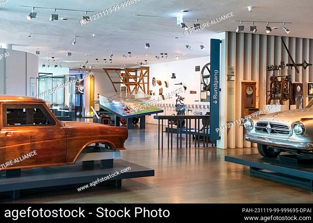 PRODUCTION - 17 November 2023, Bremen: View of the Focke Museum's permanent exhibition with the car model ""Isabella"" by car manufacturer Borgward in the...