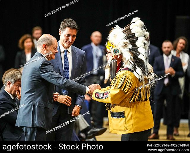 23 August 2022, Canada, Stephenville: German Chancellor Olaf Scholz (SPD, l) and Justin Trudeau, Prime Minister of Canada
