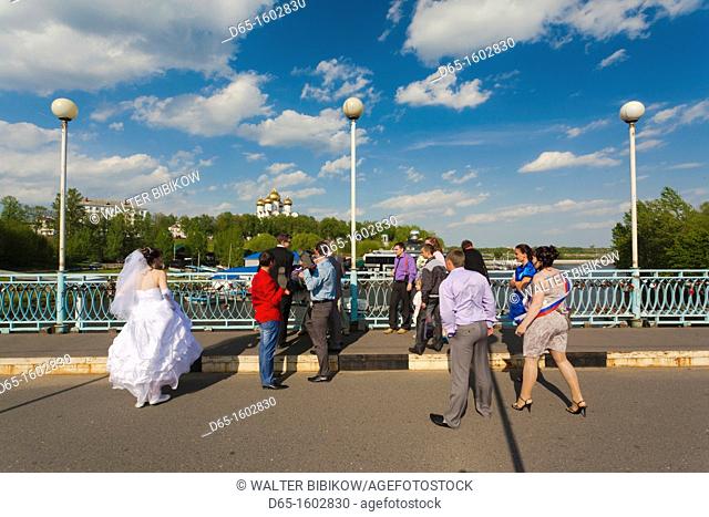 Russia, Yaroslavl Oblast, Golden Ring, Yaroslavl, Kotorosi Riverfront, bridal party, NR