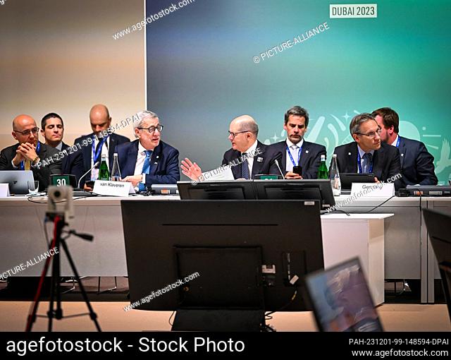 01 December 2023, United Arab Emirates, Dubai: German Chancellor Olaf Scholz (center r, SPD) and Alberto van Klaveren Stork (center, l)