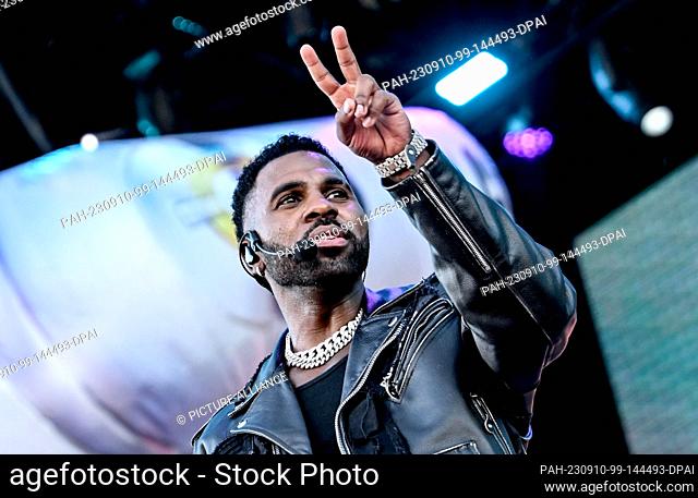 10 September 2023, Berlin: US singer Jason Derulo performs on stage at the Lollapalooza Festival Berlin on the grounds of the Olympiastadion