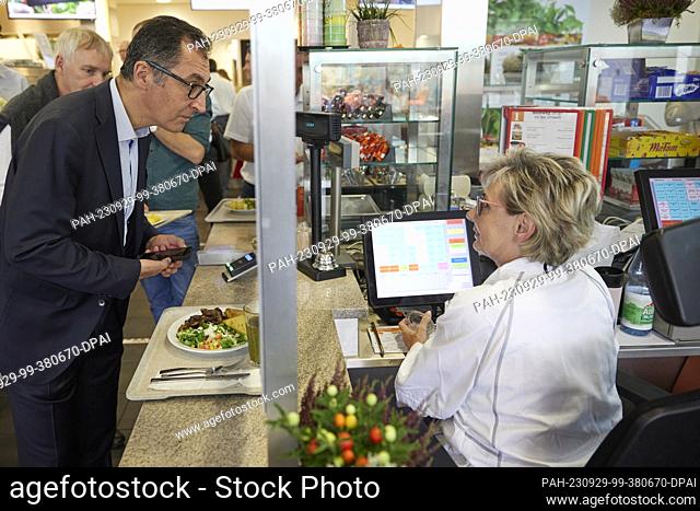 29 September 2023, Berlin: Cem Özdemir (Bündnis90/Die Grünen), Federal Minister of Agriculture, starts the action week ""Germany saves food"" in the canteen of...
