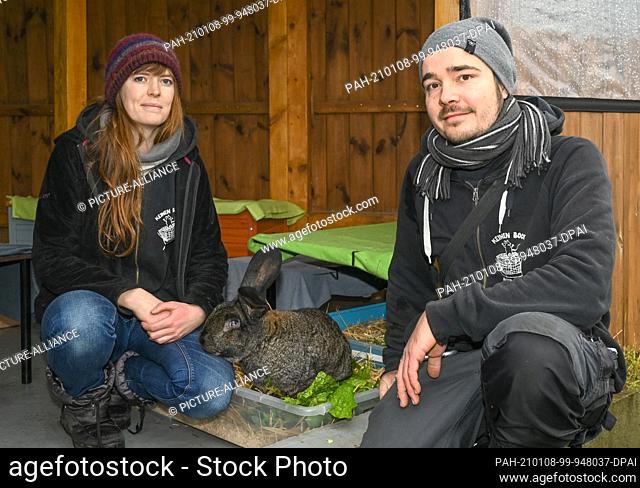 06 January 2021, Brandenburg, Hirschfelde: Natascha Junker and Rico Gürtler from the Nagezahn Castle Association with a rabbit