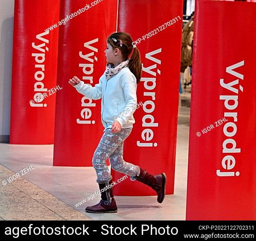 A little girl running between the stands highlighting the post-Christmas sale, 27 December 2022, Gallery Vankovka, Brno.  (CTK Photo/Igor Zehl)