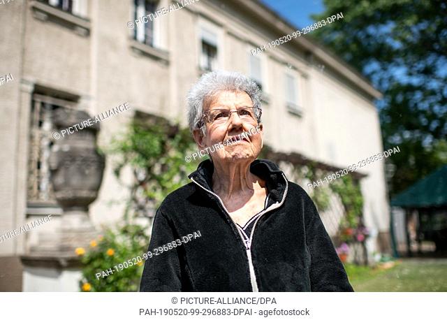 20 May 2019, Berlin: Beate Hammett, daughter of the architect Alexander Beer, who built the synagogue at that time, stands in front of the preserved...