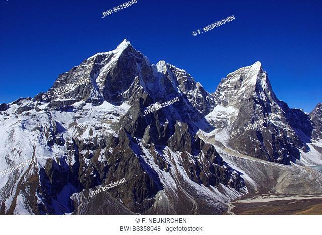 Taboche and Cholatse view from Nangkar Tshang near Dingboche, Nepal, Himalaya, Khumbu Himal