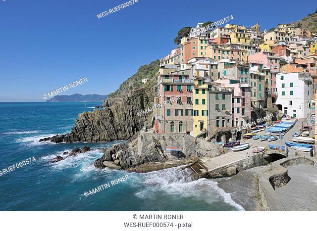 Italy, Cinque Terre, La Spezia Province, Riomaggiore, Liguria, View of harbour with traditional fishing village