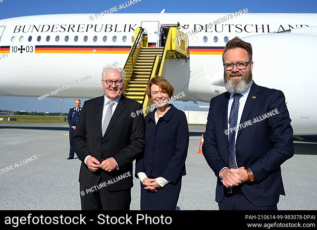 14 June 2021, Denmark, Billund: Federal President Frank-Walter Steinmeier (r) and his wife Elke Büdenbender stand with Claus Ruhe Madsen, Lord Mayor of Rostock