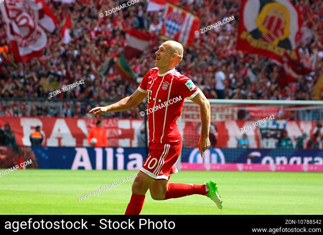 Torschuetze / Torschütze Arjen Robben (Bayern) bejubelt den Führungstreffer für die Bayern -    1. BL: 16-17 - 34. Spieltag - FC Bayern München vs SC Freiburg