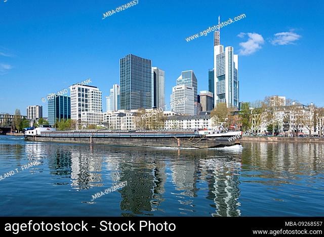 Germany, Hesse, Frankfurt, Frankfurt skyline, barge on the Main