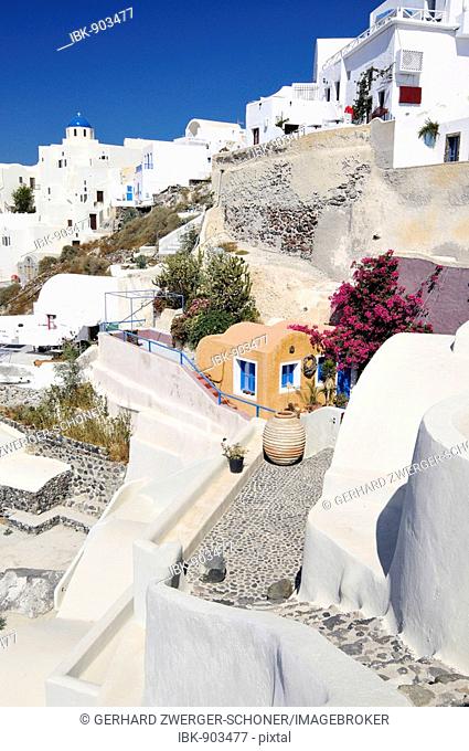 View over the alleys of Oia, Ia, with typical Cycladic architecture, Santorini, Cyclades, Greece, Europe
