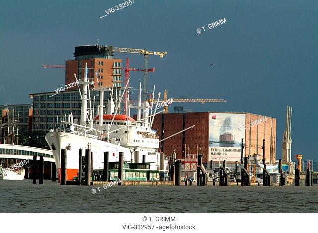 The old dock storehouse A (right) in the Hamburg harbour at Kehrwiederspitze will be rebuild to the Hamburg Elbphilharmonie, a new emblem of the hanseatic city