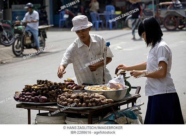 Street vendor, Chinese district of Cholon in Saigon, Ho Chi Minh City, Vietnam, Southeast Asia, Asia