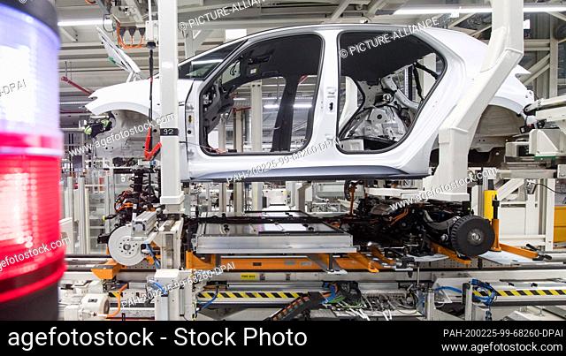25 February 2020, Saxony, Zwickau: During the so-called wedding, the body of the VW ID.3 with the drive is assembled at the Volkswagen Sachsen plant in Zwickau