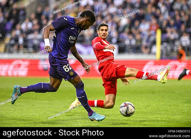 Anderlecht's Amir Murillo and Antwerp's Dinis Almeida fight for the ball during a soccer match between RSC Anderlecht and RAFC Antwerp