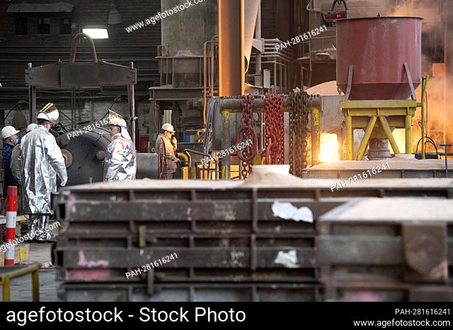 Steel workers at the steel casting, blast furnace, steel melt, visit of Federal Chancellor Olaf Scholz at FWH Stahlguss GmbH, Friedrich Wilhelms-Huette