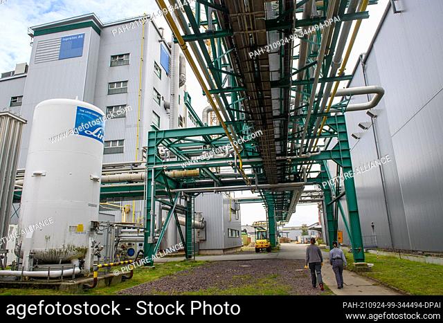 24 September 2021, Saxony-Anhalt, Genthin: Pipes lead to a plant of the company Inprotek at Chemoepark Genthin. The Genthin Chemical Park will celebrate its...