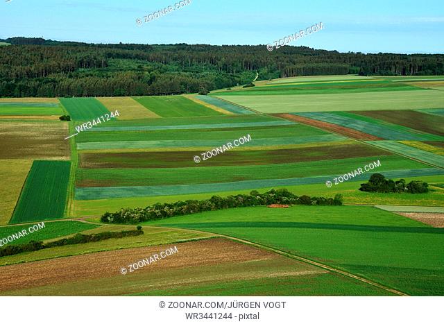 Schwaebische Alb; Landschaft mit Aecker, Wiesen; Felder und Waelder; swabian alps; landscape