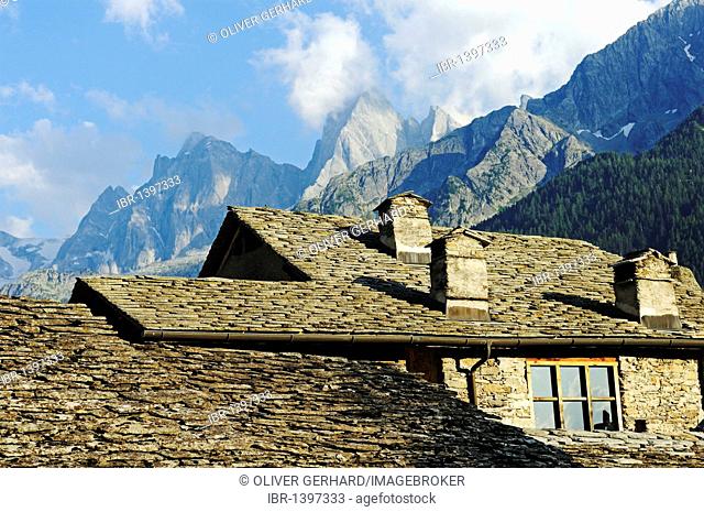 Stone-roofed houses in the mountain village of Soglio, at back the Bondasca group with Piz Badile, Bergell Valley, Val Bregaglia, Engadin, Graubuenden, Grisons