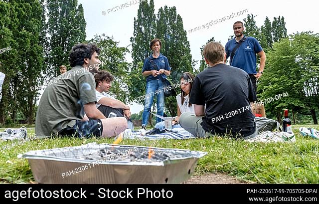 17 June 2022, Hamburg: Wastewatchers from Stadtreinigung Hamburg hold a ""Clean Schnack"" with park visitors. With a personal approach