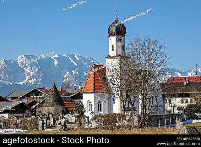 Die dorfkirche von Wallgau vor dem östlichen Teil des Wettersteingebirges