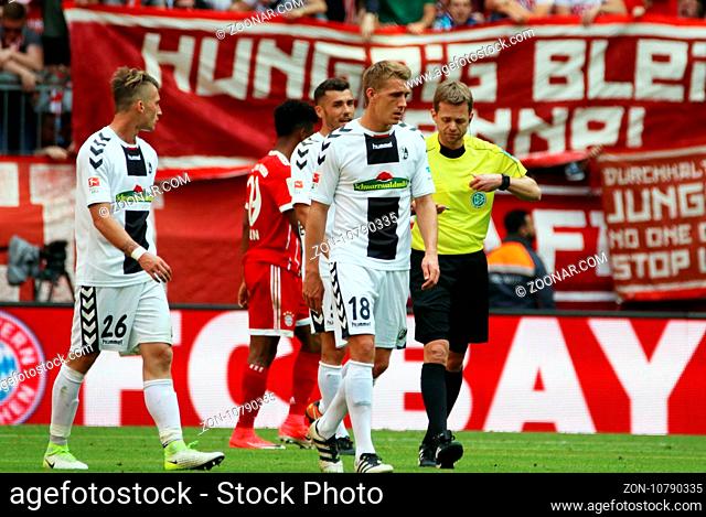 Enttäuscht nach dem vierten Münchner Treffer: Nils Petersen (Freiburg) -   1. BL: 16-17 - 34. Spieltag - FC Bayern München vs SC Freiburg