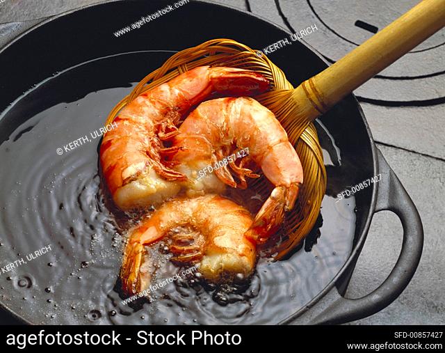 Deep-frying shrimps in oil