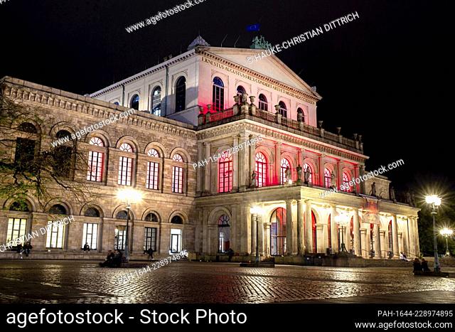 The illuminated building of the state opera at the citycenter of Hanover (Germany), 13 November 2020. - Hannover/Niedersachsen/Deutschland