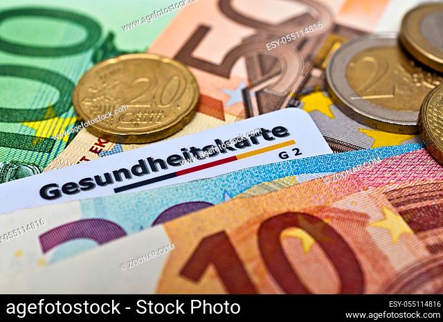 Gesundheitskarte und Eurogeldscheine sowie Münzen