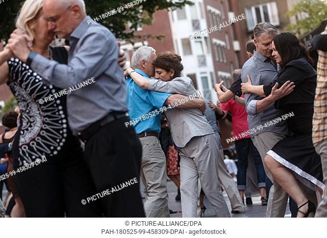 25 May 2018, Germany,  Hamburg: On occasion of an Argentinian national holiday, dancers of the dance school 'Tango Chocolate' perform an open-air tango dance on...