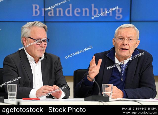 18 December 2023, Brandenburg, Potsdam: Brandenburg's state election director Herbert Trimbach (r) and Jörg Fidorra (l), Director of the Berlin-Brandenburg...
