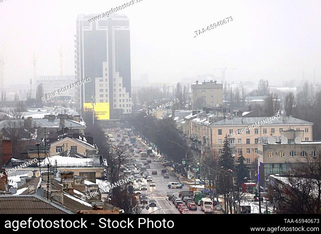 RUSSIA, VORONEZH - 20 de diciembre de 2023: El tráfico de vehículos fluye por la calle Plekhanovskaya. Erik Romanenko/TASS