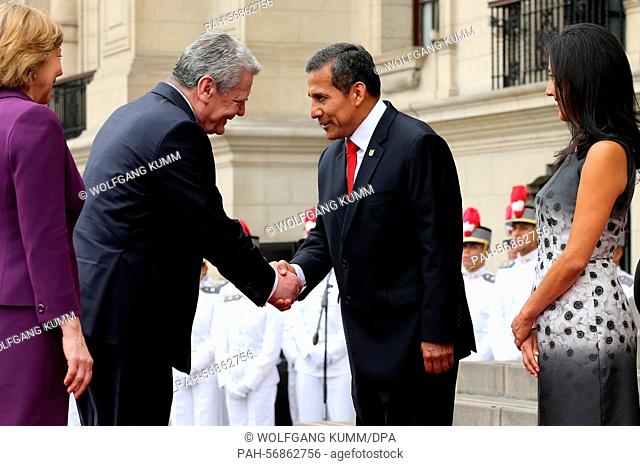 German President Joachim Gauck (2-L) and his partner Daniela Schadt are received by Peruvian President Ollanta Humala and his wife Nadine Heredia (R) in Lima