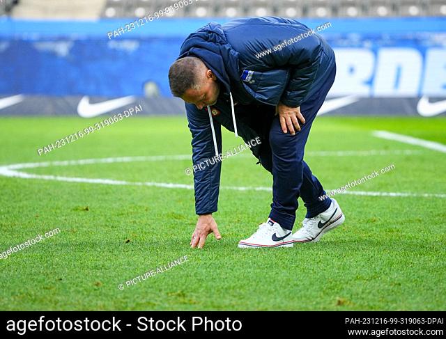 16 December 2023, Berlin: Soccer: Bundesliga 2, Hertha BSC - VfL Osnabrück, Matchday 17, Olympiastadion. Hertha coach Pal Dardai checks the condition of the...