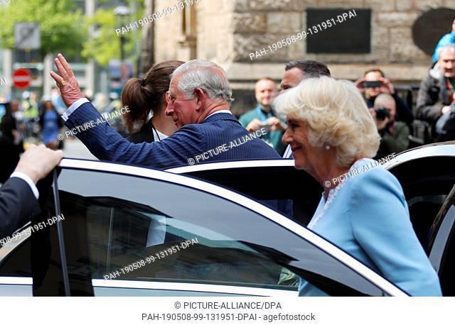 08 May 2019, Leipzig: The British heir to the throne Prince Charles and his wife Camilla at the Thomaskirchhof. The Prince of Wales and the Duchess of Cornwall...