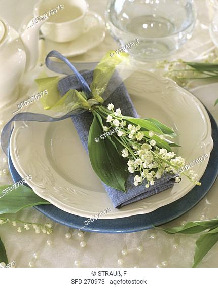 Lily-of-the-valley napkin decoration