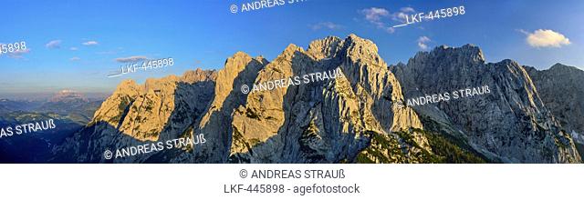 view from Stripsenkopf to mountain scenery with Loferer Steinberge and Wilder Kaiser, Zahmer Kaiser, Kaiser mountain range, Tyrol, Austria