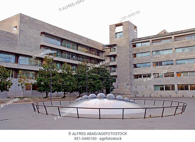 Courthouse building by architect Robert Brufau and sculpture 'Aelon' by Gabriel Sáenz, 1992, Girona, Catalonia, Spain