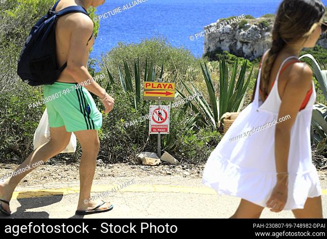06 August 2023, Spain, Santanyi: People arrive at Calo des Moro beach in Mallorca, one of the most crowded beaches in Mallorca