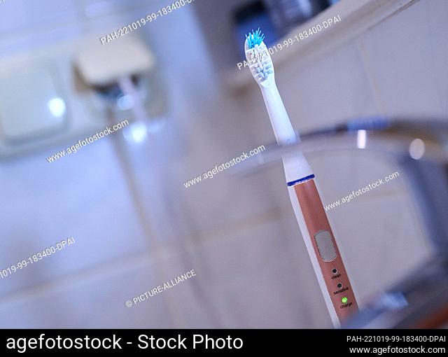 PRODUCTION - 17 October 2022, Berlin: An electric toothbrush stands in a bathroom and is being charged. Photo: Annette Riedl/dpa