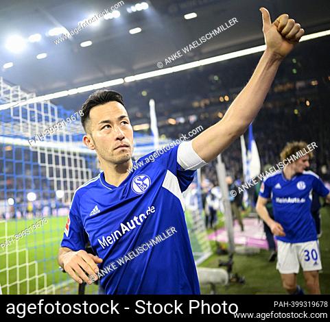 final jubilation GE, Maya YOSHIDA (GE) thumbs up for the fans, soccer 1st Bundesliga, 24th matchday, FC Schalke 04 (GE) - Borussia Dortmund (DO) 2: 2