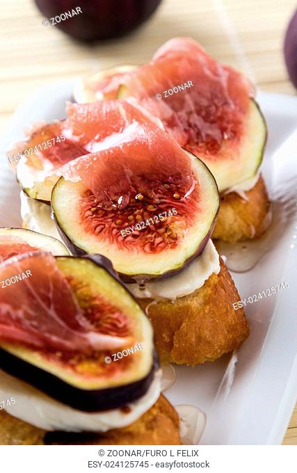 figs with cheese, prosciutto and honey