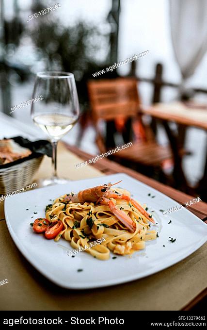 Tagliatelle with prawns, cherry, tomatoes and parsley