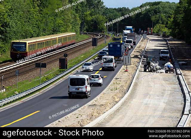 28 May 2020, Berlin: Due to the construction site on the federal road 96a near the border to the state of Brandenburg, cars and trucks are driving on the...